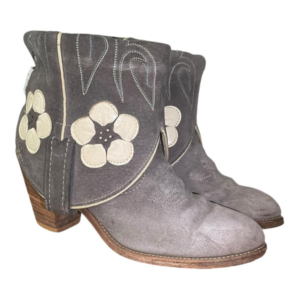 5.5 Gray Rough Out Stacked Heel Canty Boots® with Floral Detailing