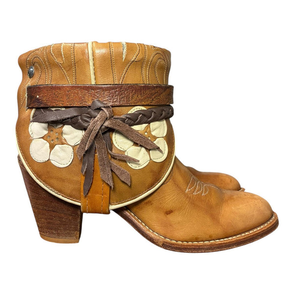 7 Tan & Floral Stacked Heel Canty Boots®